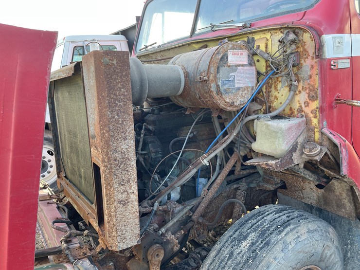 tag-#322,-1978-ih-grain-truck-image-30