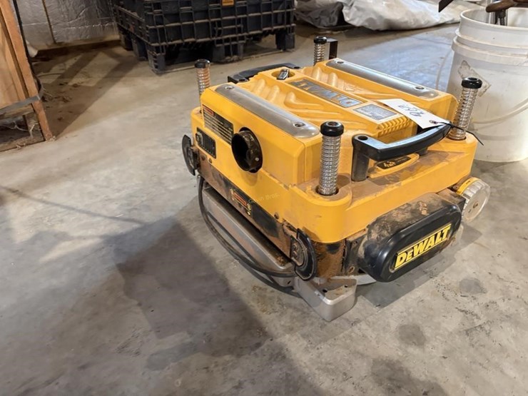 dewalt-13"-thickness-planer-image-3