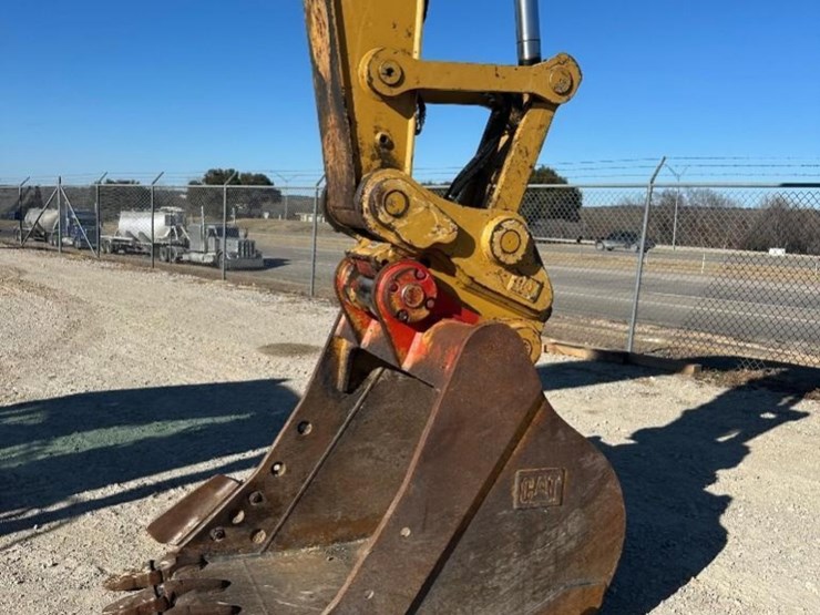 2019-caterpillar-320-image-9