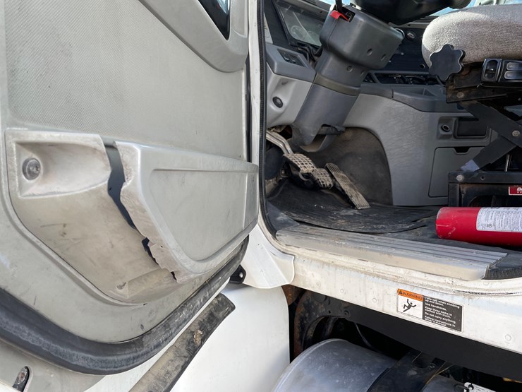 tag-#412,-2013-freightliner-semi-image-23