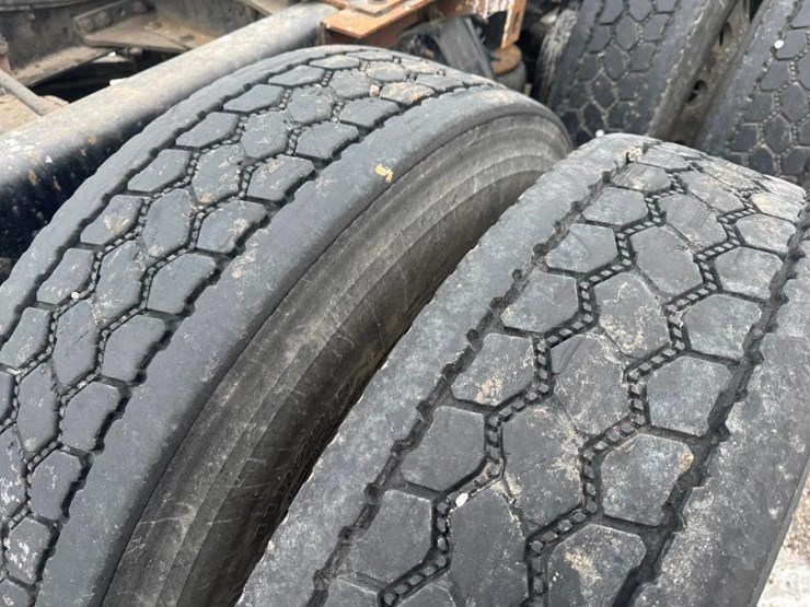 2017-peterbilt-567-image-19