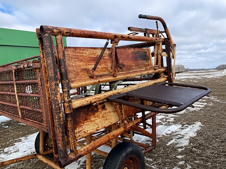tag-#128,-portable-cattle-chute-w/head-gate-image-8
