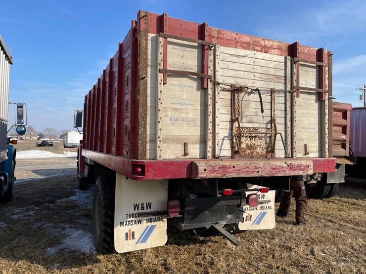 tag-#23,-1982-ih-1754-grain-truck-image-7