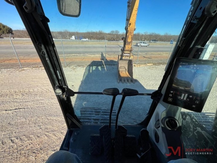 2019-caterpillar-320-image-23