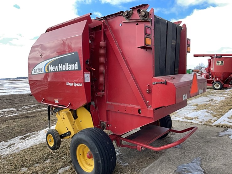 new-holland-br740a-image-5