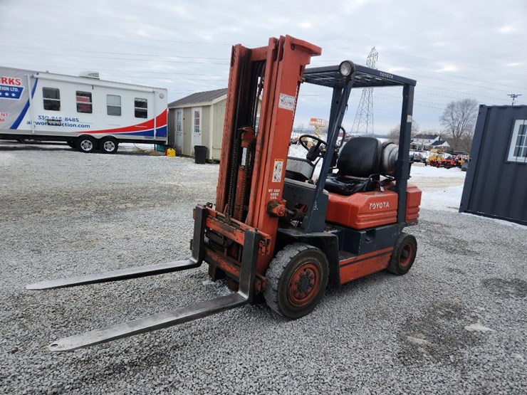 toyota-fork-lift-sn#-405-fg25-15759,-7,356-hrs-3-mast,-48"-forks,-3550lb-cap,-duel-fuel,-solid-tires-image-1