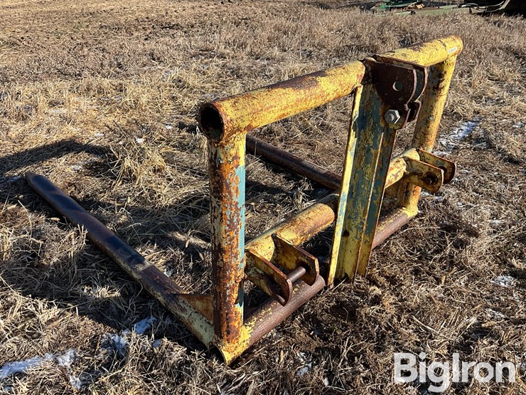 3-pt-heavy-duty-bale-carrier-image-3