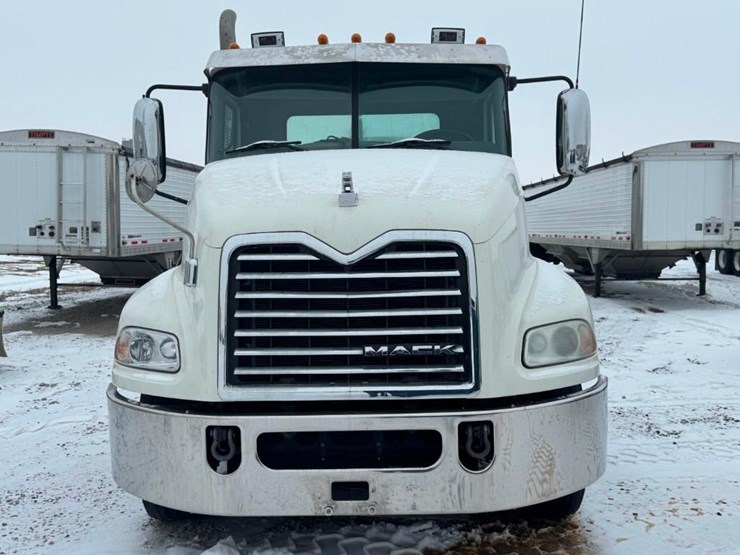 2018-mack-cxu613-day-cab-image-8