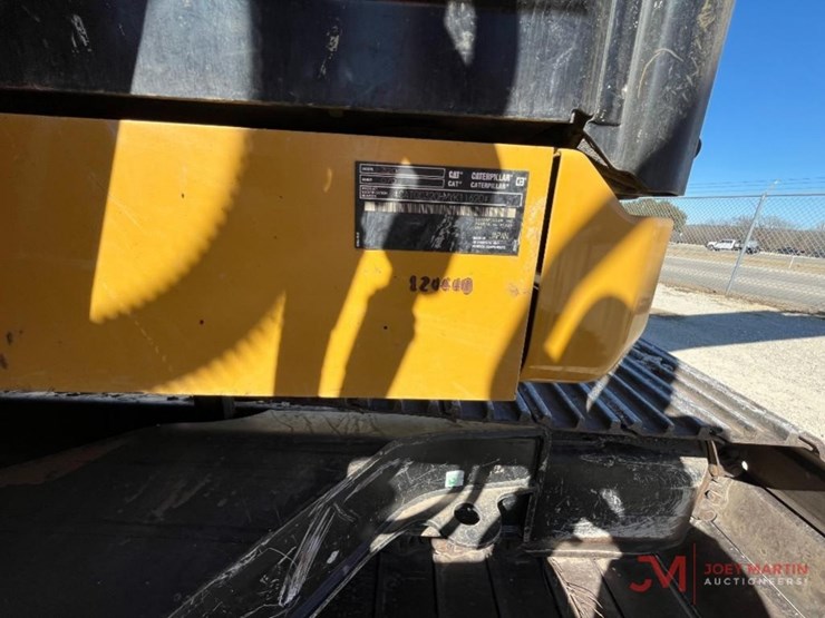 2022-caterpillar-320-image-27