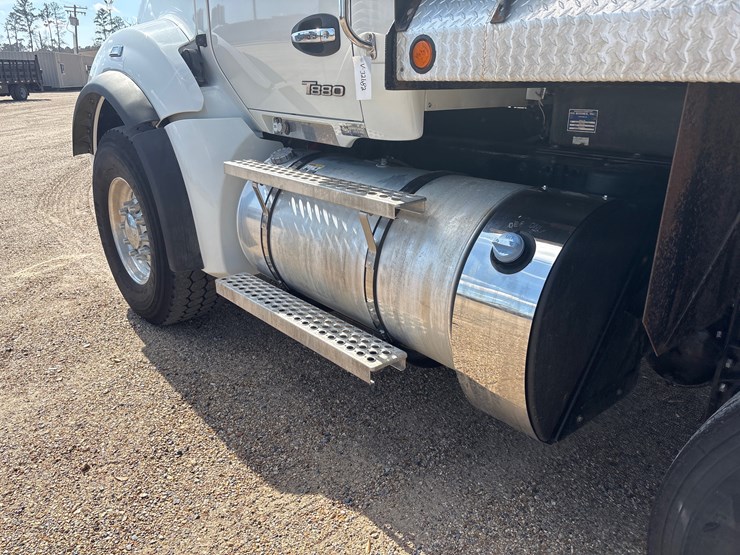 2023-kenworth-t880-image-8