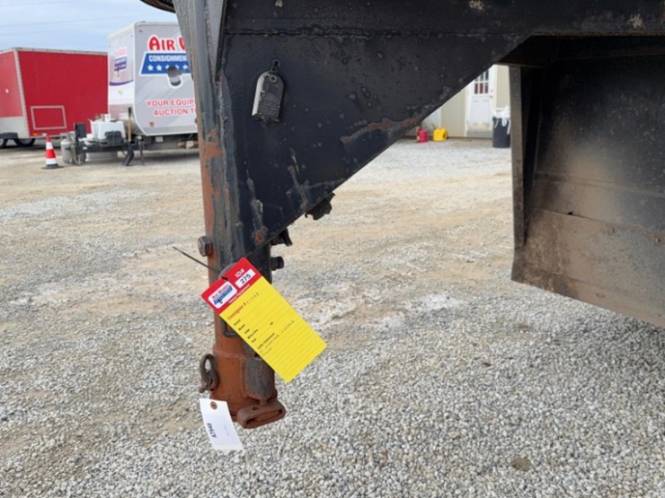 16'-gooseneck-livestock-trailer,-tandem-axle-image-2