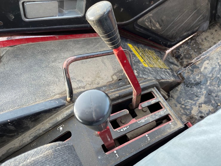 tag-#320,-1981-ih-1586-tractor-image-25