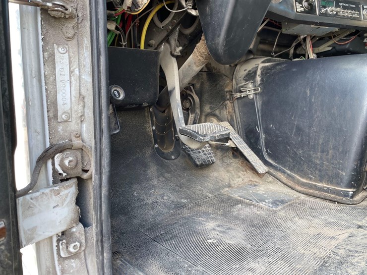 tag-#442,-1993-volvo-semi-tractor-image-21