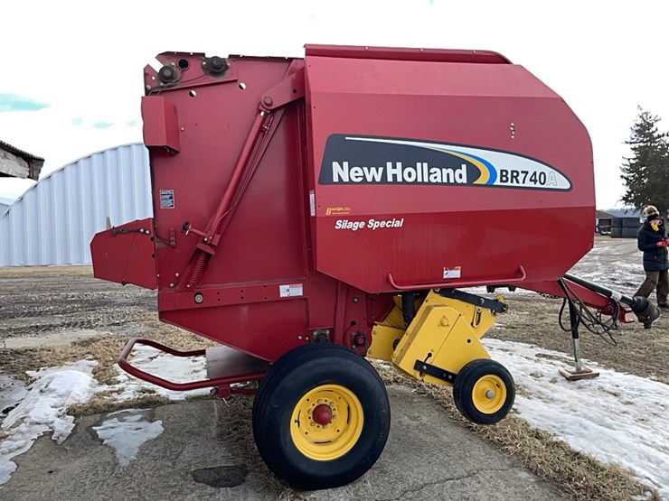 new-holland-br740a-image-6
