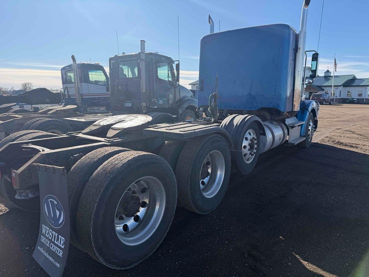 2012-freightliner-coronado-122-sleeper-image-4