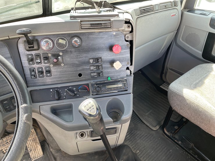 tag-#412,-2013-freightliner-semi-image-27