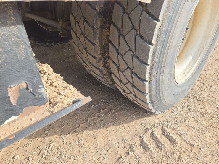 2013-freightliner-m2-106-image-17