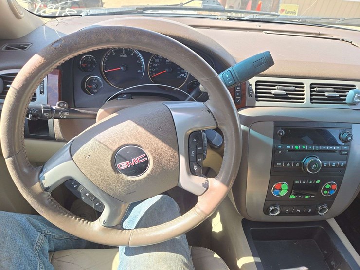 2011-gmc-yukon-xl-image-14