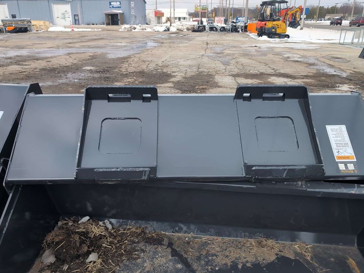 (1)-wolverine-72"-skid-steer-track-duty-bucket-tdb-11-72w-image-3