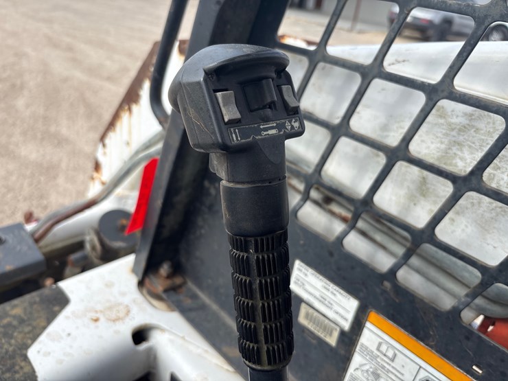 2009-bobcat-s150-image-13