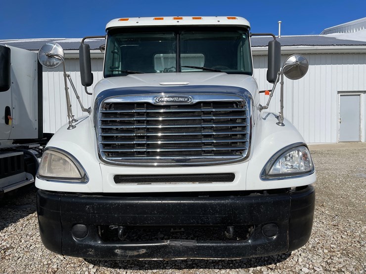 tag-#412,-2013-freightliner-semi-image-22