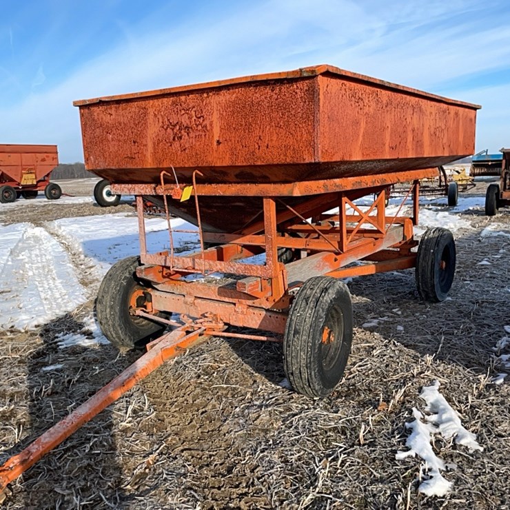 Tag #479, 85 bu gravity wagon w/gear