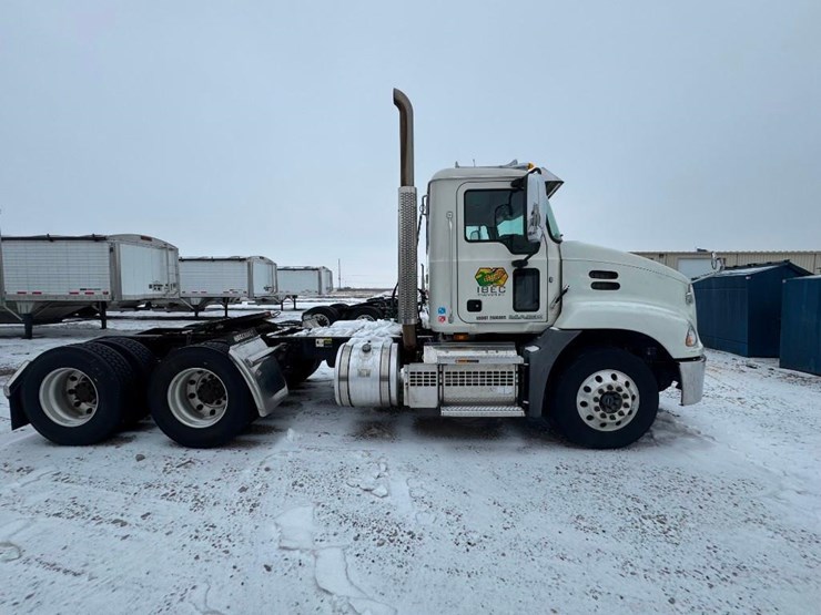 2018-mack-cxu613-day-cab-image-6