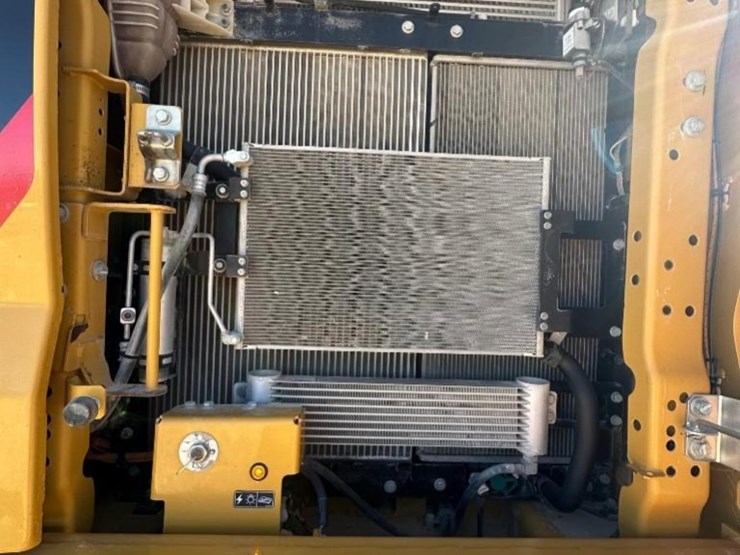 2019-caterpillar-320-image-16