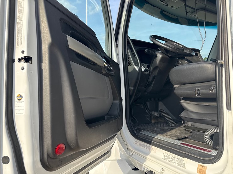 2024-kenworth-t880-image-23