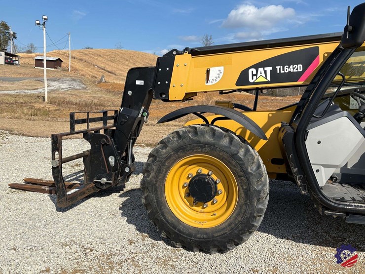2019-caterpillar-tl642d-image-31