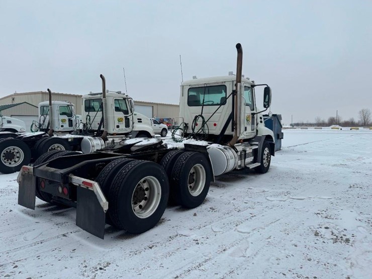 2018-mack-cxu613-day-cab-image-3