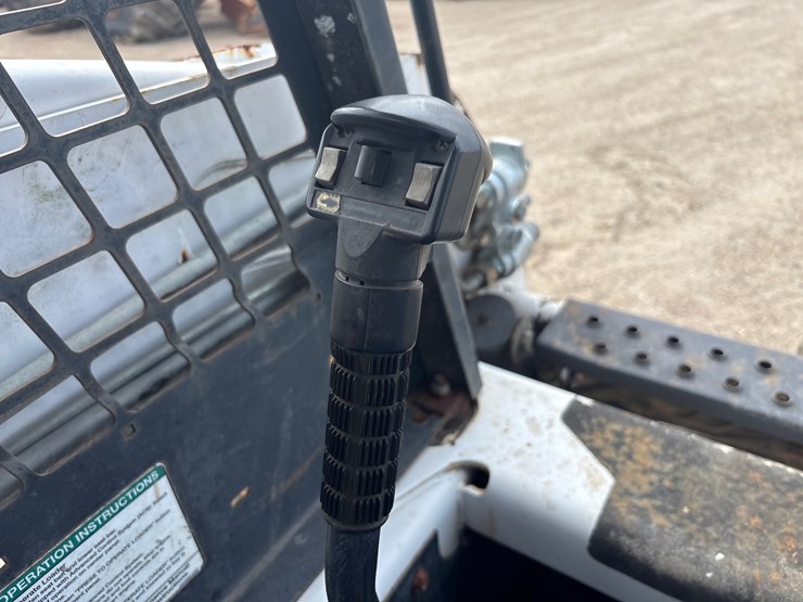 2009-bobcat-s150-image-12