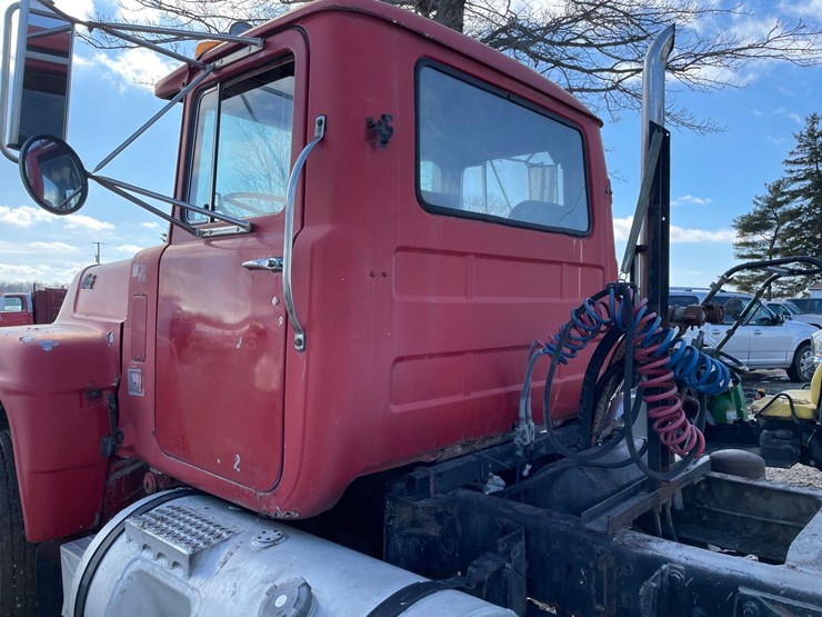 tag-#468,-1981-r-series-600-mack-semi-tractor-image-5
