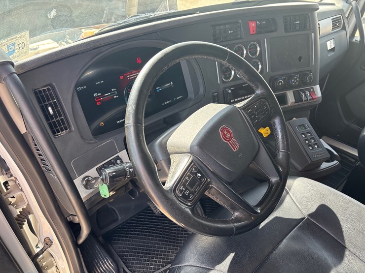 2023-kenworth-t880-image-11
