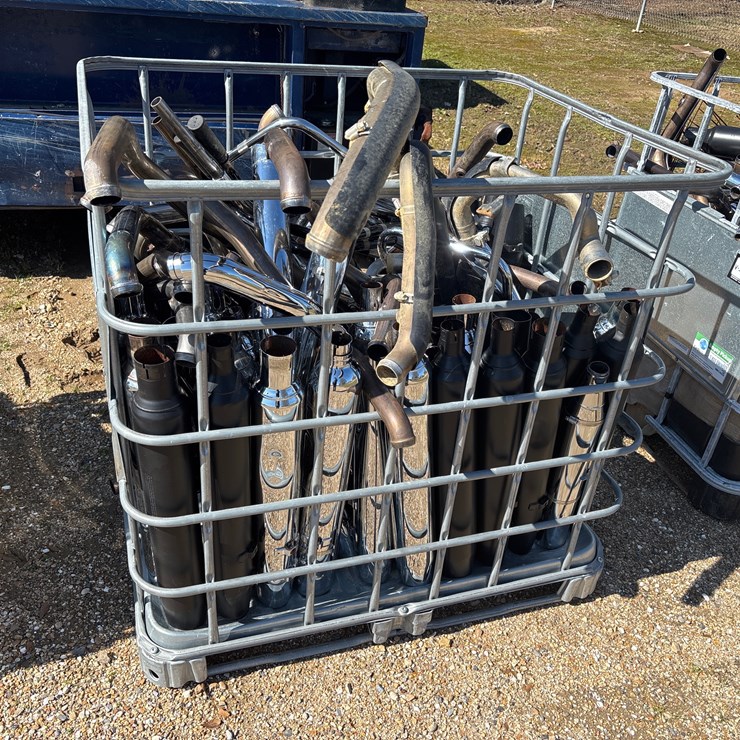 #32926 • CONTAINER OF HARLEY DAVIDSON EXHAUST AND HANDLE BARS