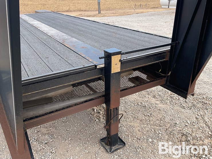 2001-titan-trailer-image-12