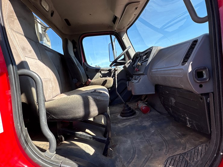 2006-freightliner-m2-106-image-10