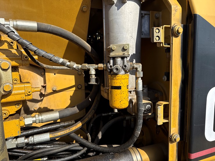 caterpillar-322-image-21