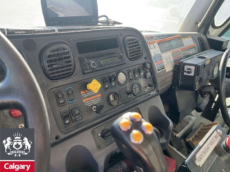 2016-freightliner-m2-106-image-15