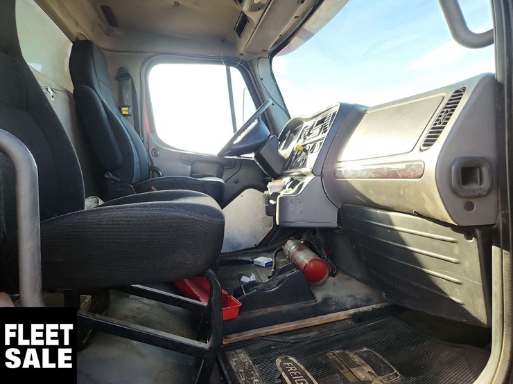 2012-freightliner-m2-106-image-18