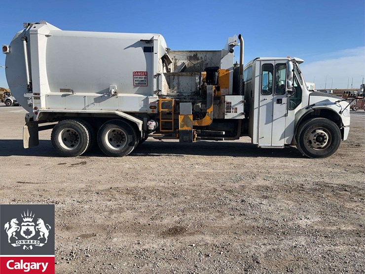 2016-freightliner-m2-106-image-6