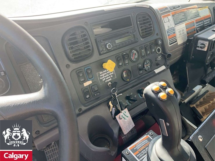 2016-freightliner-m2-106-image-15