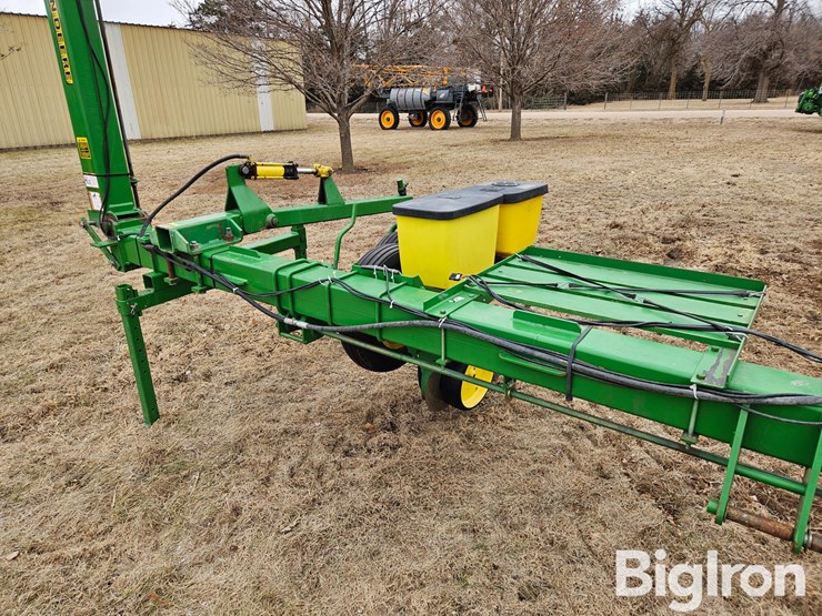 john-deere-3-pt-4/6-row-male-corn-planter-image-10