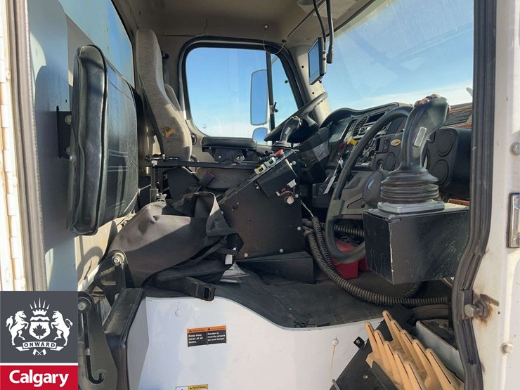 2016-freightliner-m2-106-image-21