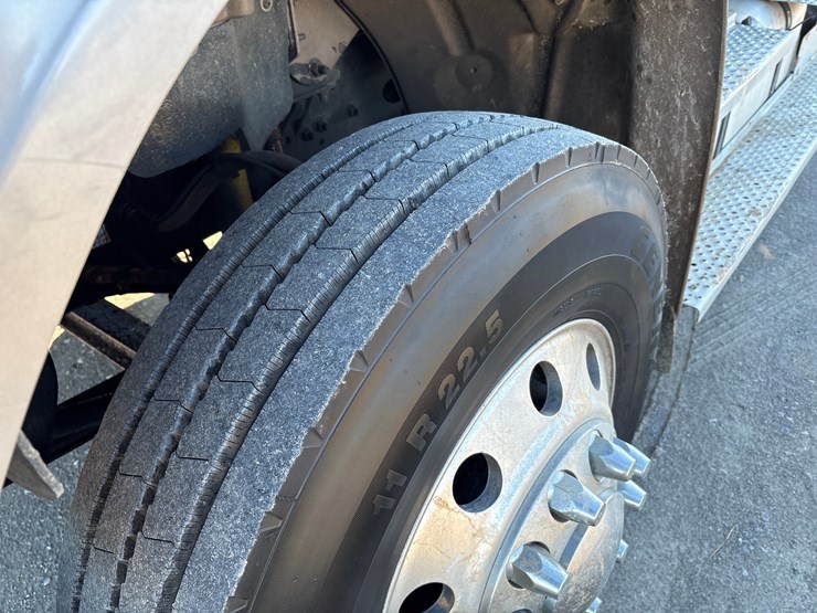 2010-freightliner-m2-106-image-14