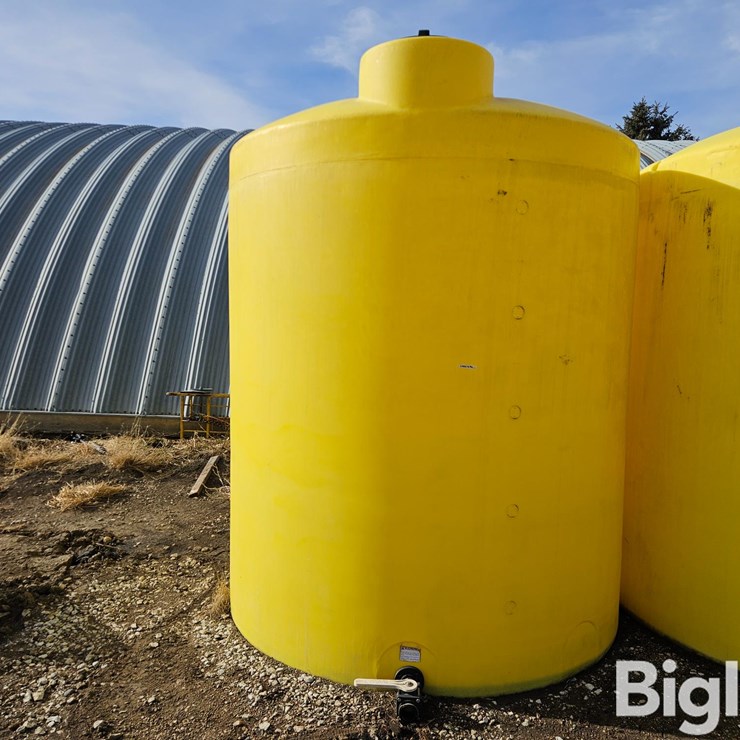 3000-Gallon Vertical Poly Holding Tank
