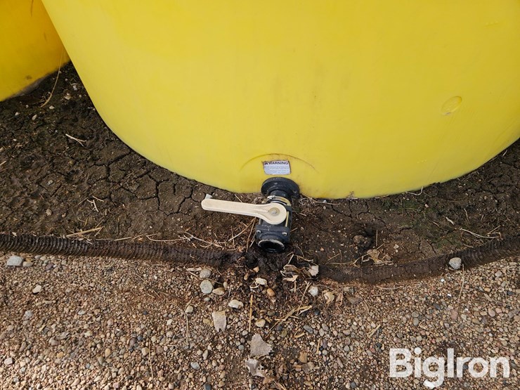 3000-gallon-vertical-poly-holding-tank-image-4