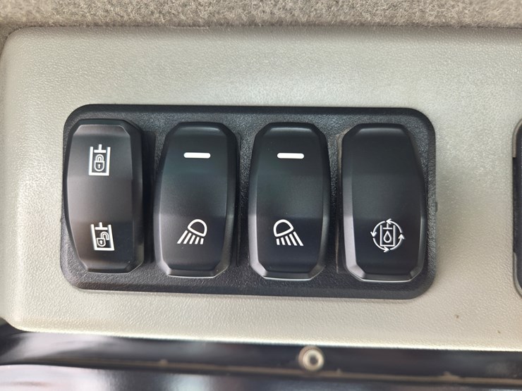 2021-caterpillar-299d3-image-47