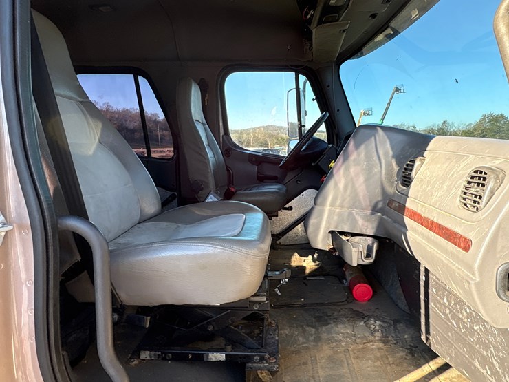 2010-freightliner-m2-106-image-10