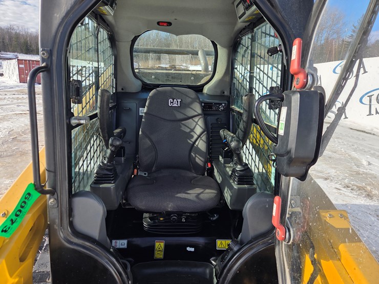 2021-caterpillar-299d3-image-40